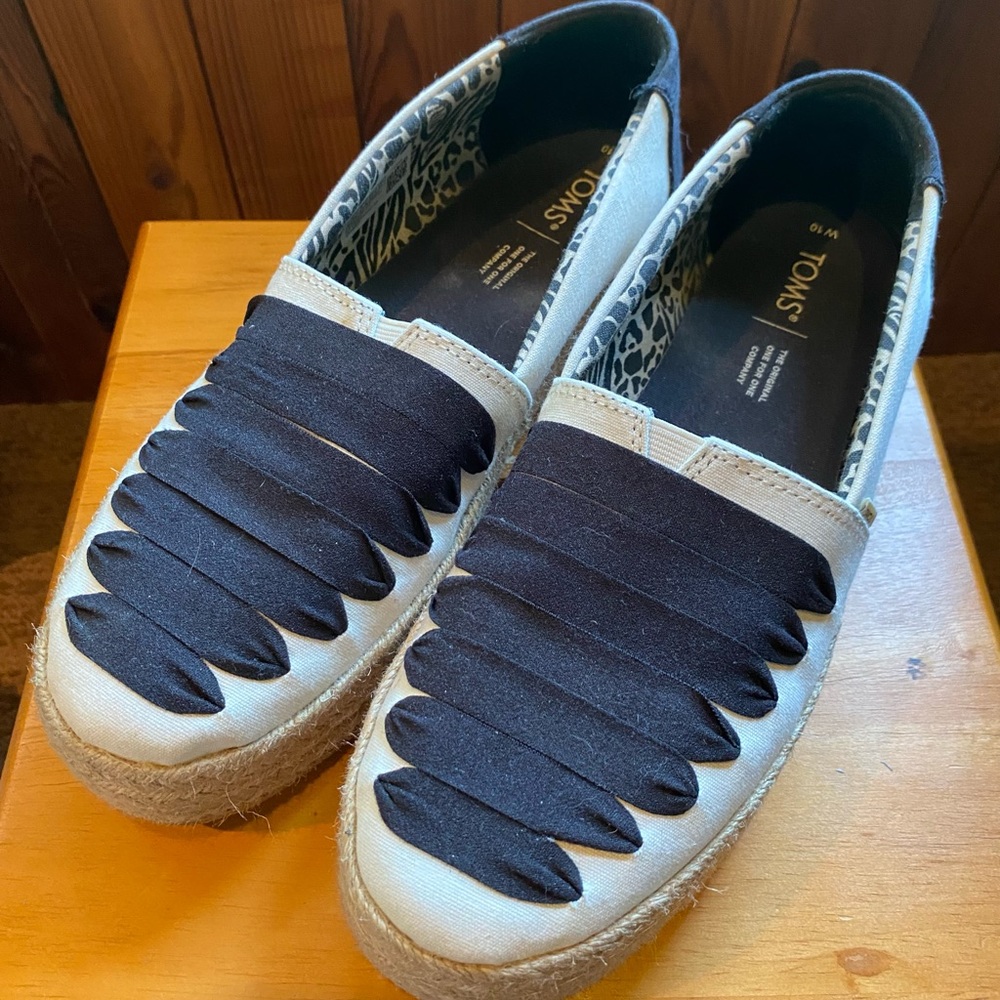 Toms women’s shoe